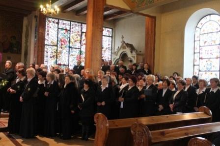 Chór w kościele podczas uroczystości REQUIEM w Linii.