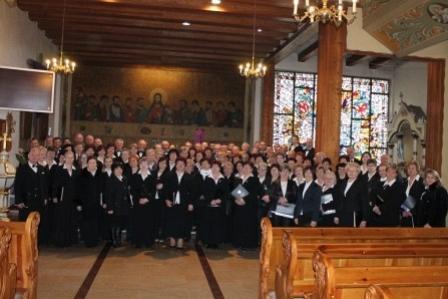 Chór w kościele REQUIEM w Linii.