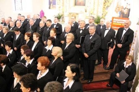 Chór podczas wykonania Requiem w kościele.