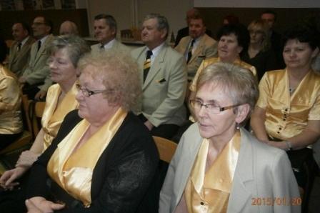 Widownia Gali Kultury 2015 z kobietami w złotych bluzkach w pierwszym planie.