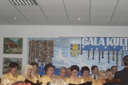 Chór występuje na scenie Gali Kultury 2015, za nimi transparent wydarzenia.