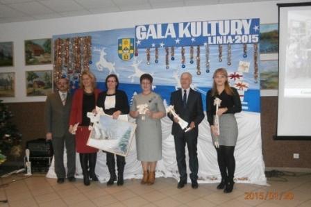 Uczestnicy Gali Kultury 2015 odbierają dyplomy i nagrody.