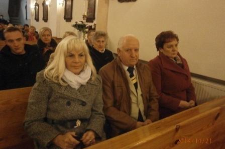Widownia podczas koncertu chóru Lutnia w kościele.