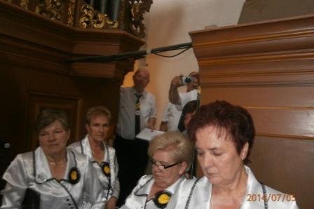 Uczestniczki XVI Zjazdu Kaszubów siedzą w sali, w tle widać organ i ciemne drewno.