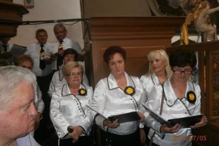 Chór kobiet w białych koszulach występuje na XVI Zjeździe Kaszubów.