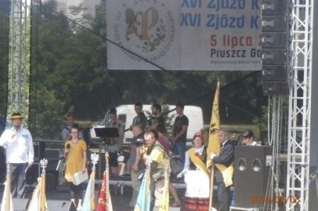 Scena XVI Zjazdu Kaszubów z występującymi ludźmi, flagami i banerem w Pruszczu Gdańskim.