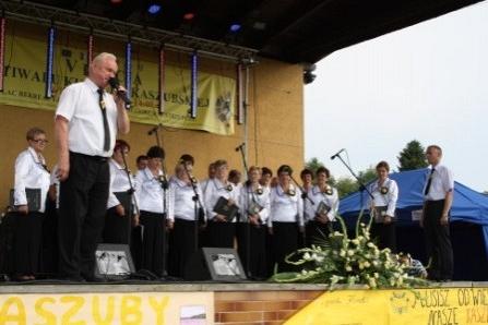 Chór i prelegent na scenie podczas występu na V Festiwalu Kultury Kaszubskiej.