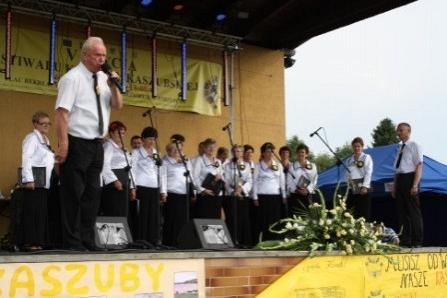 Występ chóru na scenie Festiwalu Kultury Kaszubskiej