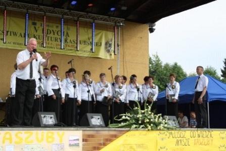 Występ chóru na scenie podczas festiwalu.