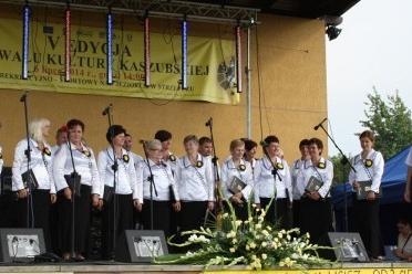 Występ chóru na festiwalu w Strzepczu.