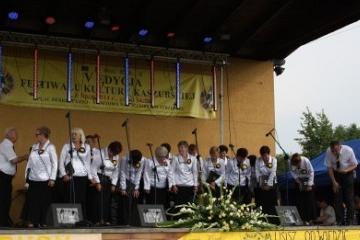 Chór na scenie podczas V Festiwalu Kultury Kaszubskiej.
