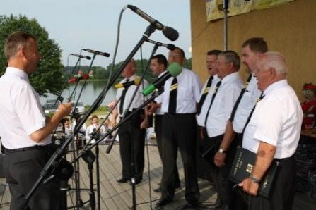 Chór męski w tradycyjnych strojach występuje na scenie V Festiwalu Kultury Kaszubskiej.