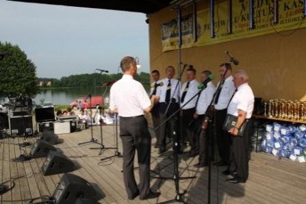 Chór męski podczas występu na festiwalu.