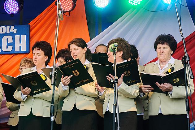 Członkinie chóru na scenie festynu Powitanie Lata.