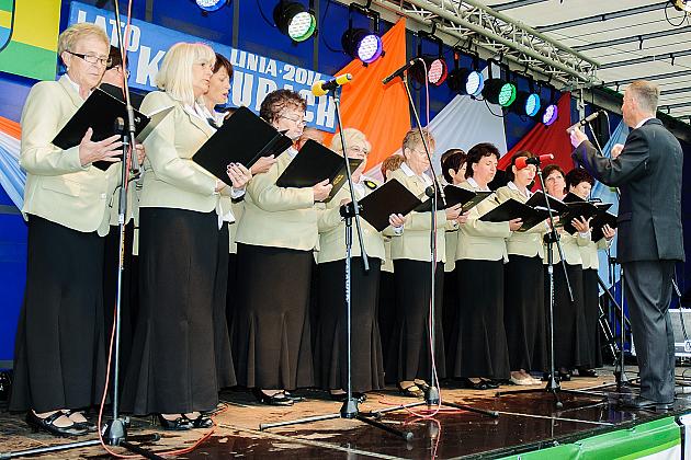 Grupa chórzystów na scenie festynu w Linii.
