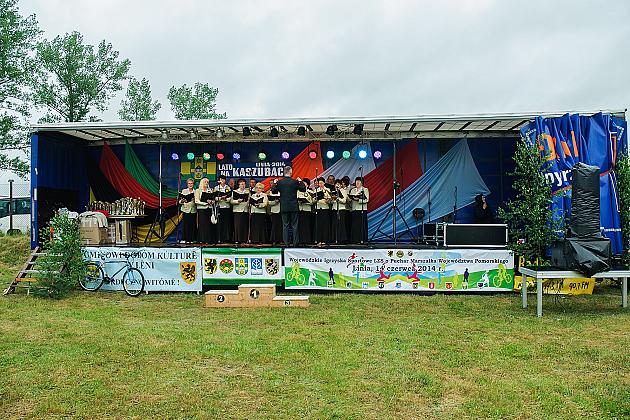 Plenerowa scena festynu Powitanie Lata w Linii
