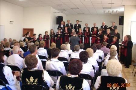 Chór w Domu Kultury w Dębogórzu na IX Spotkaniu Chóralnym.