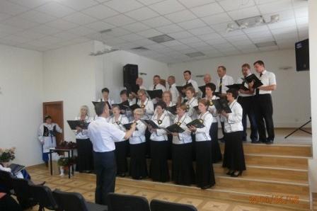 Występ chóru podczas IX Spotkania Chóralnego w Domu Kultury w Dębogórzu.