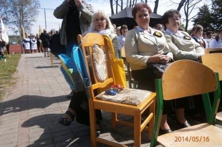 Członkowie chóru przygotowują się do występu w Lubocinie.