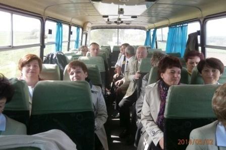 Wnętrze autobusu z chórzystami w drodze na Zjazd Chórów w Gniewnie