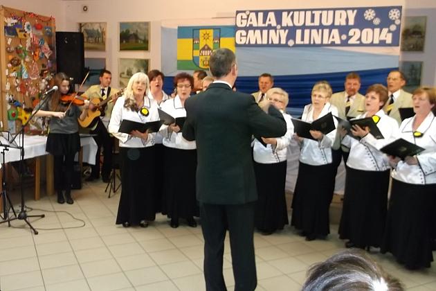Dyrygent prowadzi chór na Gali Kultury Gminy Linia 2014.