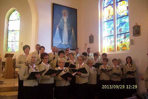 Chór wykonuje pieśni Maryjne