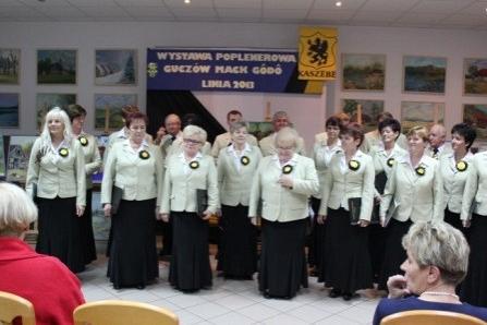 Występ chóru z wystawy poplenerowej.