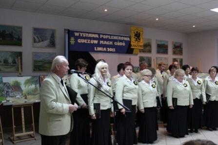 Zespół ludowy podczas otwarcia wystawy poplenerowej w Linia.
