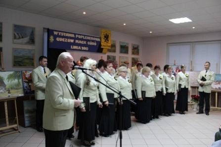 Grupa na otwarciu wystawy poplenerowej.