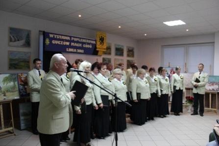 Chór podczas otwarcia wystawy poplenerowej.