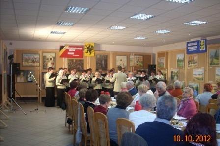 Widownia słucha występu chóru w sali GDK Linia.