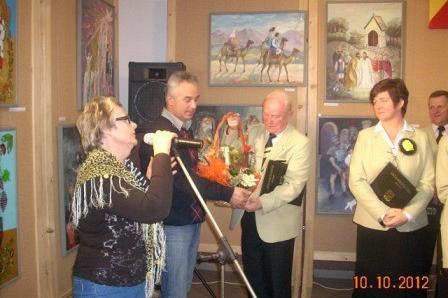 Kobieta nagrywa wręczenie pamiątek podczas występu chóru w GDK Linia.