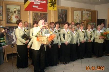 Chór GDK Linia po występie, jedna osoba otrzymuje kosz z podziękowaniem.