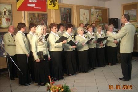 Chór GDK Linia podczas występu 10 października 2012 roku z dyrygentem.