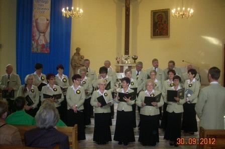 Chór śpiewa w kościele podczas występu