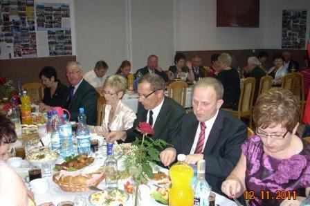 Uczestnicy zabawy tanecznej świętujący 25-lecie chóru