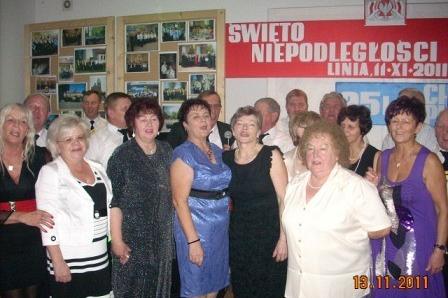 Grupa chórzystek i ich gości świętuje 25-lecie chóru.