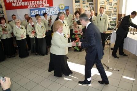 Wręczenie nagrody na obchodach 25-lecia Chóru Pięciolini