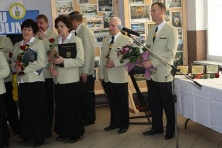 Chór Pięciolinia w jednolitych strojach podczas uroczystych obchodów 25-lecia.
