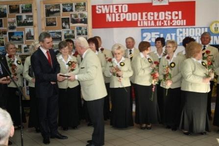 Członkowie Chóru Pięciolinia podczas uroczystości