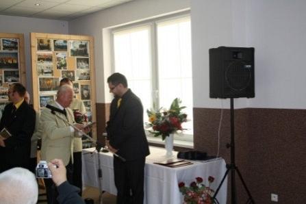 Uroczyste wręczenie wyróżnienia podczas obchodów 25-lecia Chóru Pięciolinia.