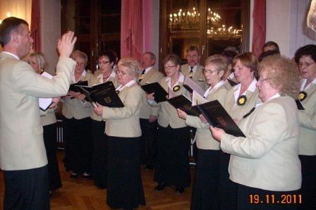 Dyrygent prowadzi chór na występie w Krokowej.