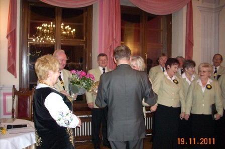 Występ chóru i gości w sali w Krokowej w 2011 roku.