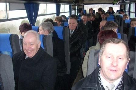 Grupa osób podróżuje autobusem na Dzień Jedności Kaszubów.