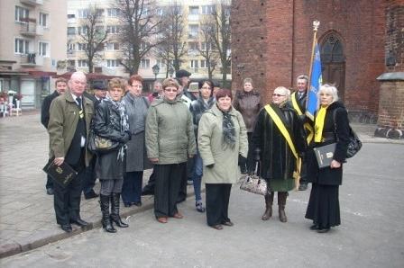 Przed kościołem w Słupsku.