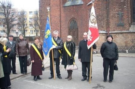 Uczestnicy Dnia Jedności Kaszubów z polską i kaszubską flagą
