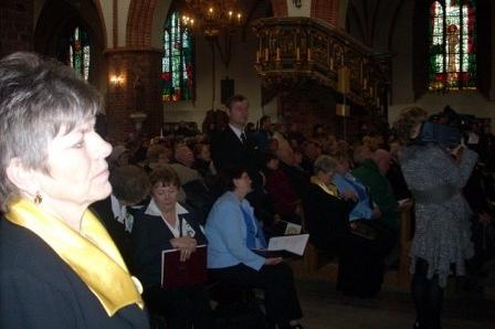 Uczestnicy Dnia Jedności Kaszubów w kościele.