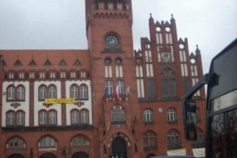 Uczestnicy Dnia Jedności Kaszubów przed Ratuszem w Słupsku.
