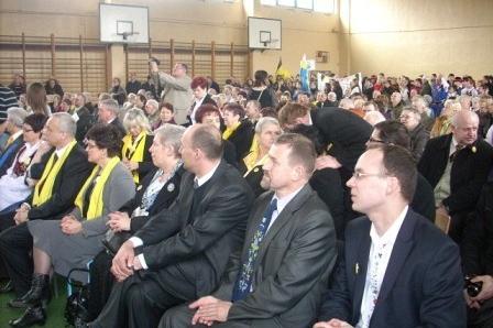 Siedzący uczestnicy Dnia Jedności Kaszubów w Słupsku