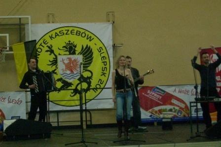 Występ zespołu muzycznego na scenie Dnia Jedności Kaszubów w Słupsku.
